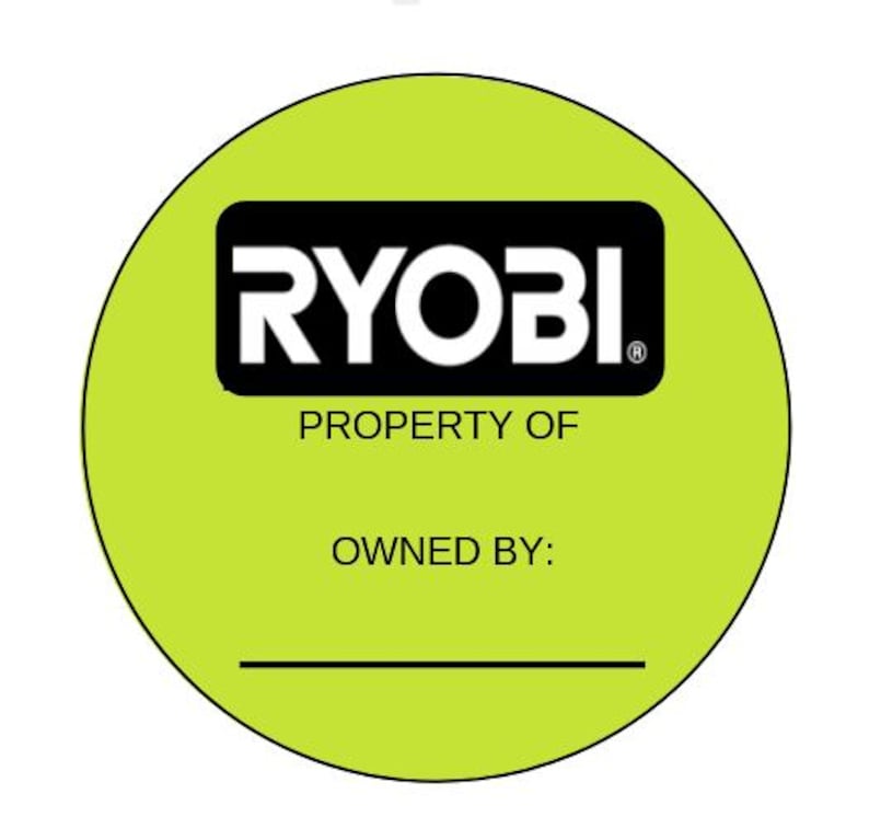 Pu&ograve; includere: Un adesivo rotondo verde lime con il logo RYOBI in lettere bianche su un rettangolo nero. Sotto il logo, il testo recita "PROPERTY OF" e "OWNED BY:" con una linea vuota per la scrittura.