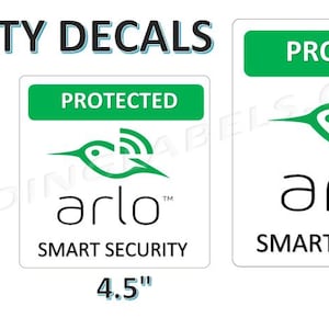 Puede incluir: Tres calcomanías de seguridad inteligente Arlo de diferentes tamaños: 7,6 cm, 11,4 cm y 15,2 cm. Cada calcomanía presenta una pancarta verde "PROTECTED", un pájaro estilizado con un símbolo de wifi, la palabra "arlo" en negro y el texto "SMART SECURITY" en negro.