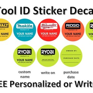 Pu&ograve; includere: Adesivi per l'identificazione degli utensili con i loghi di marchi come DeWalt, Makita, Milwaukee, Ridgid e Ryobi. Gli adesivi rotondi hanno spazio per un nome personalizzato o per scrivere. Il testo "FREE Personalized or Write on" &egrave; in basso.