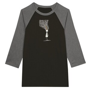 Könnte beinhalten: Schwarz-graues Raglan-Baseball-T-Shirt mit einer skurrilen Illustration. Die Grafik zeigt eine Strichmännchenfigur mit einer Wolke aus verwickelten Linien über dem Kopf, die Gedanken andeuten. Die Ärmel sind grau und der Körper ist schwarz.