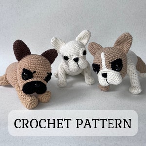Puede incluir: Tres juguetes amigurumi de Bulldog Francés hechos a crochet. Uno es blanco, otro marrón y otro beige. Los juguetes tienen ojos y narices negros. La imagen incluye el texto "CROCHET PATTERN".