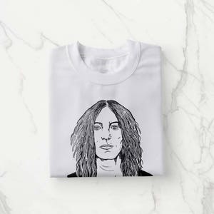Pu&ograve; includere: Maglietta bianca con un disegno in bianco e nero di una persona con i capelli lunghi.