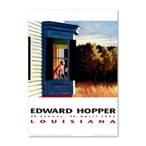 Può includere: Poster con un'opera d'arte di Edward Hopper. L'immagine raffigura una donna con un vestito rosso che guarda fuori da una finestra. La finestra è incorniciata da un esterno blu, con una casa bianca e un paesaggio visibile. Il testo in basso recita "EDWARD HOPPER" e "LOUISIANA".