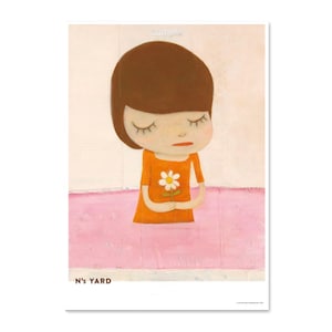 Può includere: Illustrazione di una ragazza con gli occhi chiusi, che indossa un vestito arancione e tiene in mano un fiore bianco. L'opera d'arte ha uno stile minimalista con uno sfondo rosa e bianco. Il testo "N's YARD" è in basso.