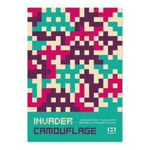 Op de afbeelding: Een poster met een gepixeld camouflagepatroon in teal, magenta, crème en paars. De woorden "INVADER CAMOUFLAGE" staan in teal blokletters onderaan, met evenementdetails en het HENI Gallery-logo.