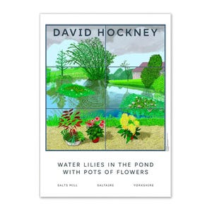 Könnte beinhalten: Ein Druck eines Gemäldes von David Hockney, das eine Teichszene in Abschnitte unterteilt darstellt. Das Kunstwerk zeigt Seerosen, verschiedene Pflanzen und den Text "WATER LILIES IN THE POND WITH POTS OF FLOWERS". Der Druck enthält auch den Text "SALTS MILL", "SALTAIRE" und "YORKSHIRE".