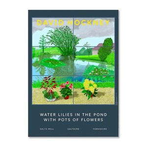 Puede incluir: Una impresión artística rectangular con un paisaje de David Hockney. La imagen muestra un estanque con nenúfares, árboles verdes y un edificio, dividido en cuatro paneles. Abajo, plantas en macetas sobre grava. Texto: DAVID HOCKNEY, WATER LILIES IN THE POND WITH POTS OF FLOWERS, SALTS MILL, SALTAIRE, YORKSHIRE.