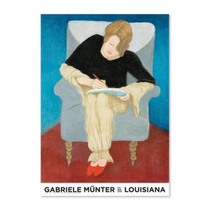 Könnte beinhalten: Ein Druck eines Gemäldes, das eine Person zeigt, die in einem hellblauen Sessel sitzt und in ein Notizbuch schreibt. Die Person trägt ein schwarzes Oberteil, beige Hosen und rote Schuhe. Der Hintergrund ist blau und rot, mit dem Text "GABRIELE MÜNTER LOUISIANA" unten.