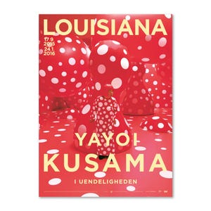 Może przedstawiać: Czerwony plakat z białymi kropkami zawiera napis „LOUISIANA” u góry oraz „YAYOI KUSAMA” dużymi żółtymi literami. Osoba w stroju w kropki stoi w pokoju z rzeźbami w kropki. Widoczne są również daty 17.9. 2015 - 24.1. 2016.