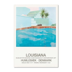 Könnte beinhalten: Ein Vintage-Poster für das Louisiana Museum of Modern Art in Humlebæk, Dänemark. Das Poster zeigt einen blauen Swimmingpool mit einer Palme und einem Gebäude im Hintergrund. Der Text auf dem Poster lautet "Louisiana Museum for Moderne Kunst/Museum of Contemporary Art Humlebæk Denmark Daglig/Daily: 10-17 Onsdag/Wednesday: 10-22."