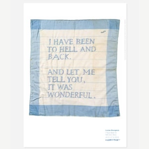 Può includere: Un'opera d'arte tessile con la frase "I HAVE BEEN TO HELL AND BACK. AND LET ME TELL YOU, IT WAS WONDERFUL." in filo blu su sfondo bianco con linee blu e bordo blu. Opera di Louise Bourgeois.