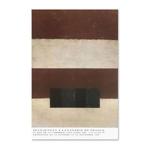 Peut inclure: Une affiche d'art abstrait avec des bandes horizontales marron foncé, blanc cassé et une forme rectangulaire noire. L'affiche comprend du texte en bas, avec le nom de l'artiste et les informations de la galerie. La palette de couleurs est sourde et terreuse.