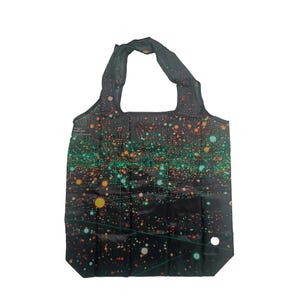 Può includere: Borsa della spesa riutilizzabile nera con un design astratto e colorato. Il motivo presenta punti e linee verdi, gialli e arancioni su uno sfondo scuro. La borsa ha una forma rettangolare con un manico.