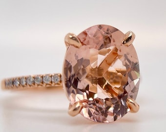 Anello di fidanzamento con morganite ovale da 5 carati: fascia in oro rosa con diamanti
