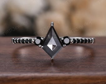Anillo de compromiso gótico con diamantes sal y pimienta de talla cometa, espinela negra, oro blanco de 14 k