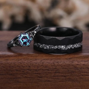 Anillo de pareja de alejandrita hexagonal gótico, anillos negros únicos, alianza de boda para él y para ella, anillo de tungsteno con meteorito para hombre, anillo de compromiso para parejas