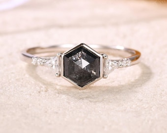 Anillo de compromiso Art Déco con diamantes sal y pimienta: alianza de moissanita en oro blanco de 14 k