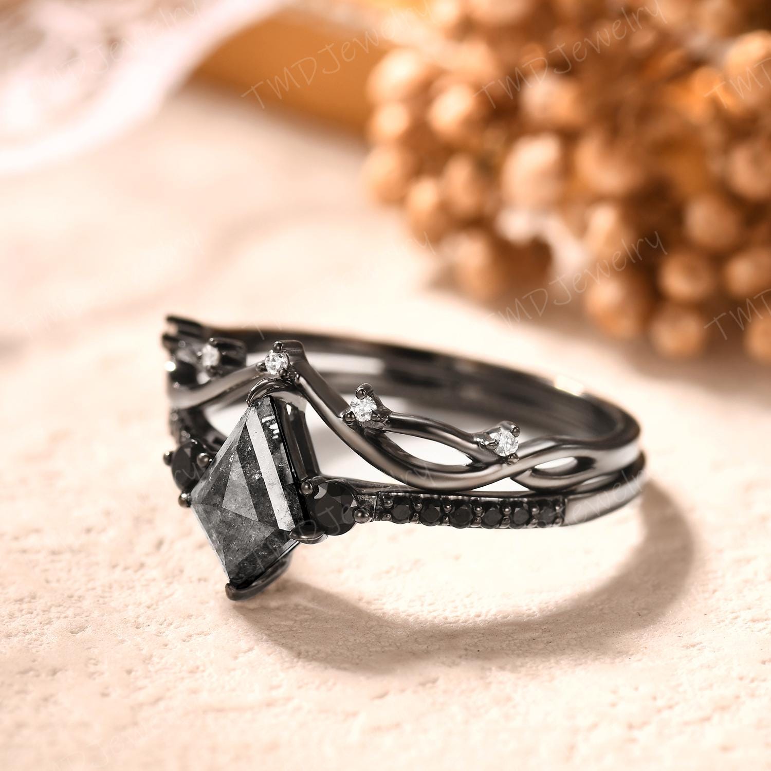 アスティエ　クリスマスオーナメント　ENGAGEMENT RING BLACK Gothic Kite Cut Salt and Pepper Diamond Engagement Ring Set 14k