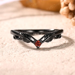 Alianza vintage de oro negro con granate: anillo de chevron con hojas de ramitas