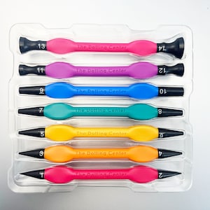 Puede incluir: Un conjunto de siete herramientas de punteado de colores en una caja de pl&aacute;stico transparente. Las herramientas est&aacute;n numeradas del 1 al 13. Cada herramienta tiene una punta negra y est&aacute; etiquetada con "The Dotting Center".