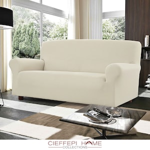 Puede incluir: Una funda de sofá de color crema con un diseño sencillo. La funda está hecha de un tejido suave y cómodo, fácil de cuidar. Es una excelente manera de proteger tu sofá de derrames y manchas.