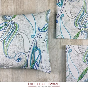 Può includere: Un set di tre federe con un motivo paisley in tonalità di blu, verde e bianco su sfondo grigio. Il motivo ricorda i tradizionali disegni paisley indiani.