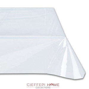Puede incluir: Mantel de mesa de plástico transparente para proteger las superficies de las mesas. Es liso y sin arrugas. CIEFEEPI HOME COLLECTIONS