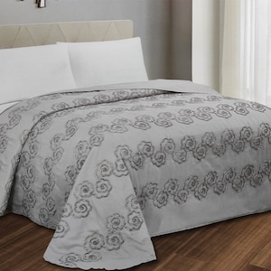 Gesteppte Tagesdecke MARIESTELLE, Doppelsteppdecke mit Reliefstickerei, Shabby-Chic-Landhausdecke