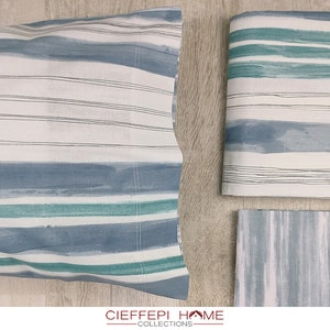 Peut inclure: Un ensemble de literie à rayures bleues et vertes sur fond blanc. La literie est faite d'un tissu doux et confortable et présente un design inspiré de l'aquarelle. La literie est parfaite pour ajouter une touche de couleur et de style à n'importe quelle chambre.