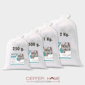 Könnte beinhalten: Vier weiße Säcke gefüllt mit Füllmaterial für Häkeln und andere Handarbeiten. Die Säcke sind mit dem Gewicht des Füllmaterials beschriftet: 250 g, 500 g, 1 kg und 2 kg. Jeder Sack hat ein Etikett mit dem Text "Made in Italy".
