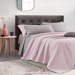 Peut inclure: Une couverture en molleton rose matelassée sur un lit avec une literie grise et une tête de lit grise. Le texte "CIEFEEPI HOME COLLECTIONS" est visible en bas de l'image.