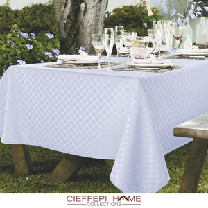 Pode incluir: Toalha de mesa branca quadriculada com um padr&atilde;o sutil, colocada em uma mesa de madeira com copos e um jarro. A toalha de mesa &eacute; feita de um tecido macio e liso e &eacute; perfeita para uma refei&ccedil;&atilde;o formal ou informal. CIEFEEPI HOME COLLECTIONS est&aacute; impresso na toalha de mesa.
