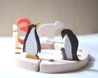 Holz Polar Tiere Steckfiguren für Geburtstagsring – Pinguin & Eisbär – Waldorf Jahreszeitenring Deko – Birthday Topper