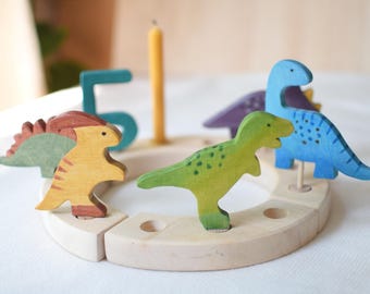 Holz Dino Steckfigur für Geburtstagsring – Dinosaurier Birthday Ring Topper – Waldorf Jahreszeitenring Deko