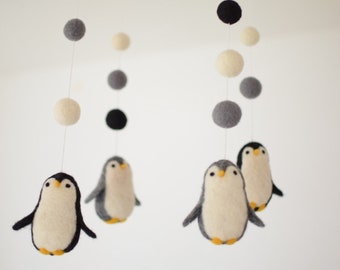 Mobile Pinguin mit Filzkugeln, Nadelgefilzt Pinguine, Kinderzimmer Babybett Deko, Filz Polartiere, Geschenk zur Geburt, Geburstagsgeschenk