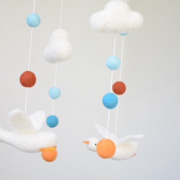 Mobile pour bébés Filz Gänse und Wolken avec pompons, Kinderzimmer Deko, Geschenk zur Geburt, Geburtstagsgeschenk, Nadelgefilzt Figuren