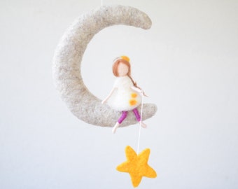 Mobile Fee - Mädchen auf dem Mond - Kinderzimmer Dekor - Geschenk - Filz Elfe - Filz Mond - Waldorf inspiriert