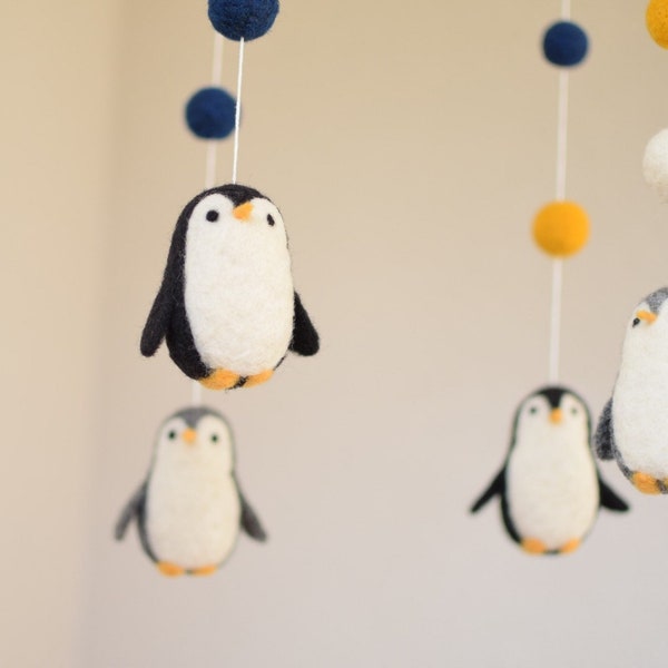 Mobile Pinguin mit Filzkugeln, Nadelgefilzt Pinguine, Kinderzimmer Babybett Dekoration,Filz Tiere,Geschenk für die Geburt