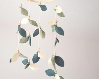 Mobile Baby Wald, Filzblätter in Grün & Weiß, Natur Blätter Mobile fürs Babybett, Kinderzimmer Deko, Geschenk zur Taufe, Geburtsgeschenk