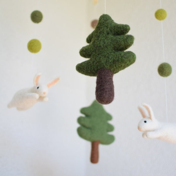 Baby Mobile Waldtiere, Wald Mobile Weißer Hase mit Pompoms , Nadelgefilzte Hase und Bäume,Kinderzimmer Wickeltisch Deko, Geschenk zur Geburt