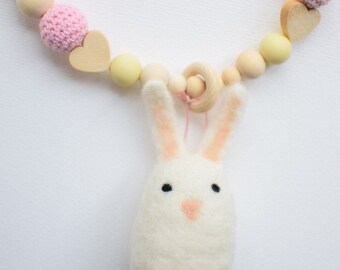 Kinderwagenkette Hase, Holz Kette, Filz Hase Anhänger, Filz Waldtiere, Handgemachte Hase und Holz kette, Geschenk für Baby, Geburtsgeschenk