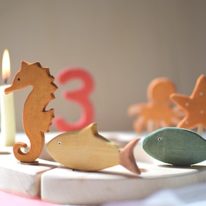 Holz Steckfigur Meerestiere für Geburtstagsring – Seepferd, Seestern, Krake, Fisch – Waldorf Jahreszeitenring Deko – Holz Birthday Topper