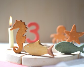 Holz Steckfigur Meerestiere für Geburtstagsring – Seepferd, Seestern, Krake, Fisch – Waldorf Jahreszeitenring Deko – Holz Birthday Topper