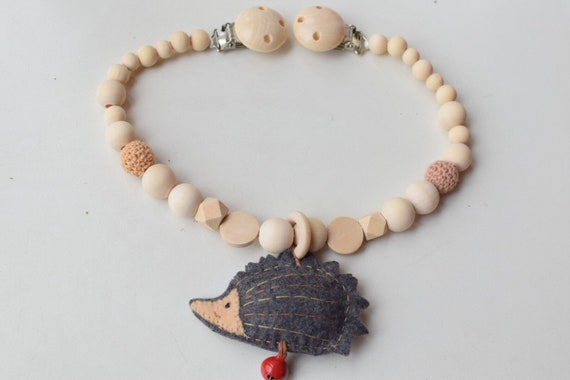 Kinderwagenkette mit Filz Igel, Holzkette Anhänger, Baby Geschenk, Geburtsgeschenk