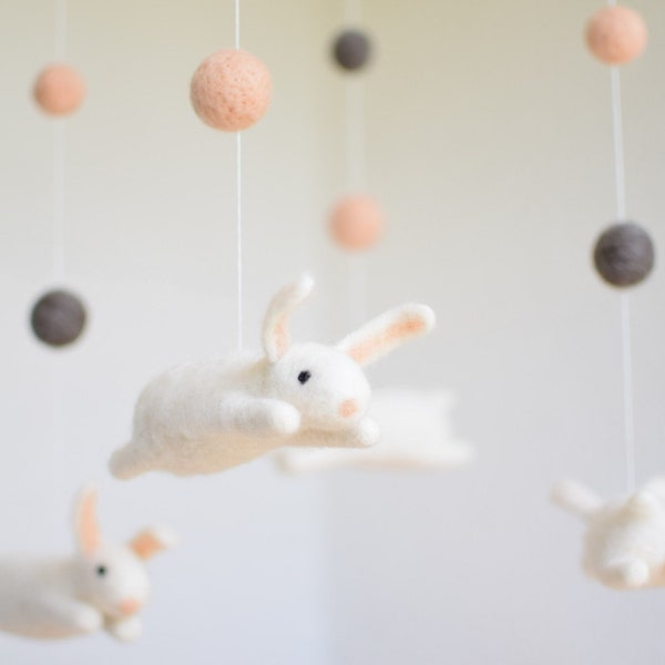 Mobile Hase, Wald Mobile Weißer Hase mit Pompoms , Nadelgefilzte Hase, Filz Waldtiere, Kinderzimmer Wickeltisch Deko, Geschenk zur Geburt