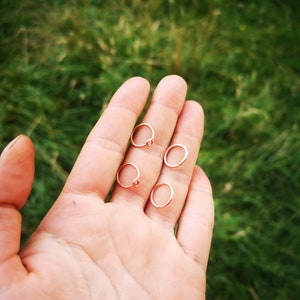 Petits anneaux, cuivre, rond ou goutte, oreille, lobe, cartillage, mini, à personnaliser, fait main. + pochette en tissus