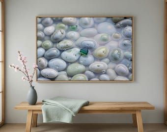 Konsttryck med silverfärgade tidvattenpoolstenar, kustnära lugn, meditationsdekor (digital nedladdning)