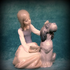 Lladro Figurine 1334 Girl Feeding Dog &quot;Chow Time&quot; - Mint Condition - No Box