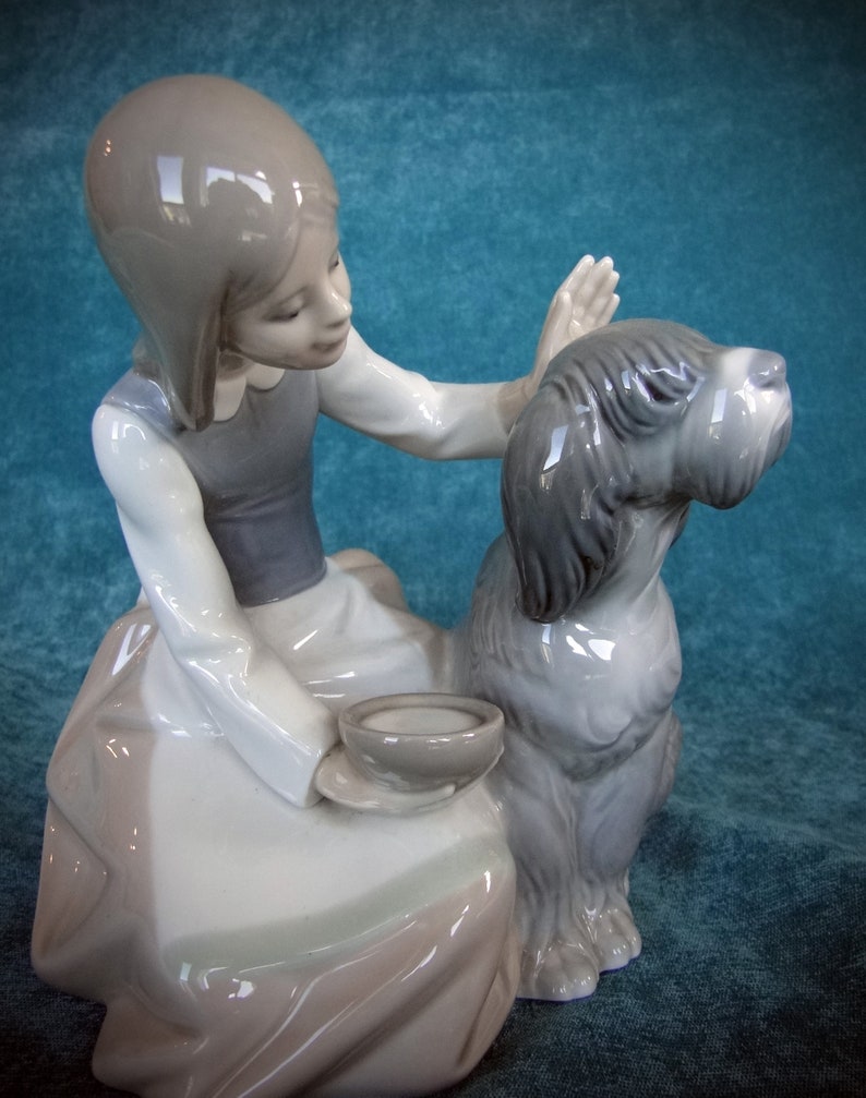 Lladro Figurine 1334 Girl Feeding Dog chow Time Mint Condition No Box