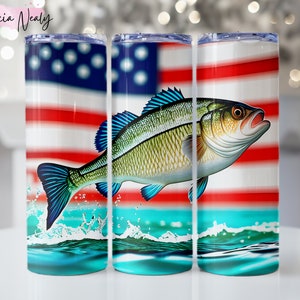 Vaso de pescado PNG, diseño de vaso delgado de 20 oz, vaso de papá pescador, pez lubina saltando en el agua png, descarga digital, bandera estadounidense Png